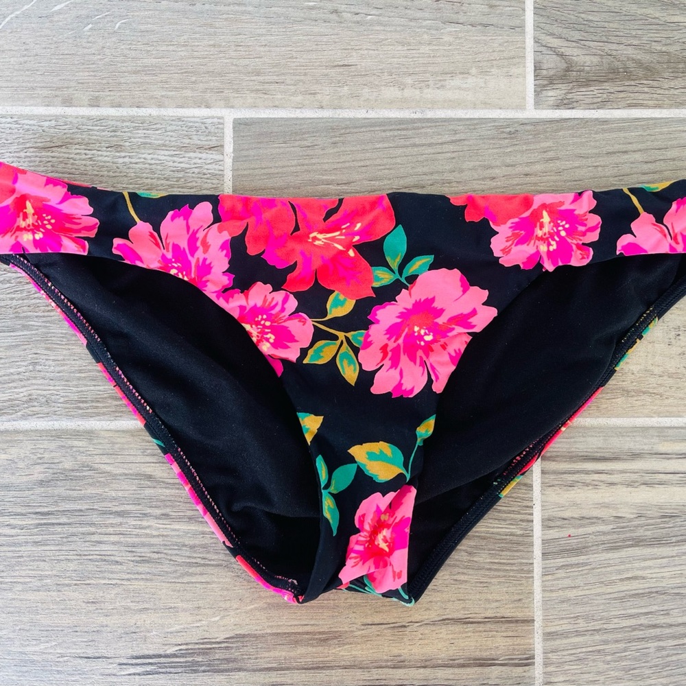 Billabong Pink Floral bikini bottoms. Never Used. Medium